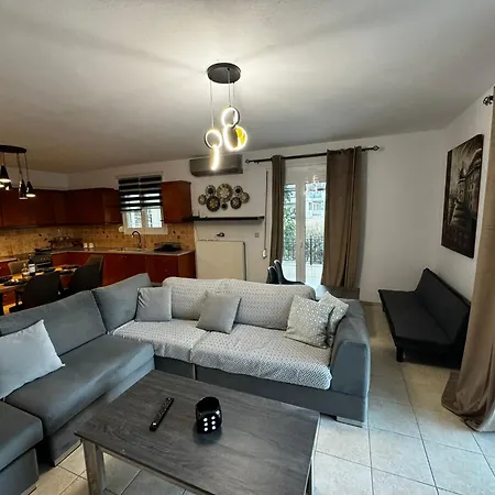 Center Stylish New 2 Bd With Balcony Apartmán *