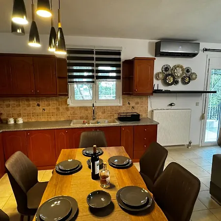 Center Stylish New 2 Bd With Balcony *