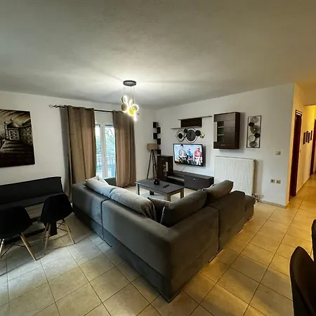 Center Stylish New 2 Bd With Balcony