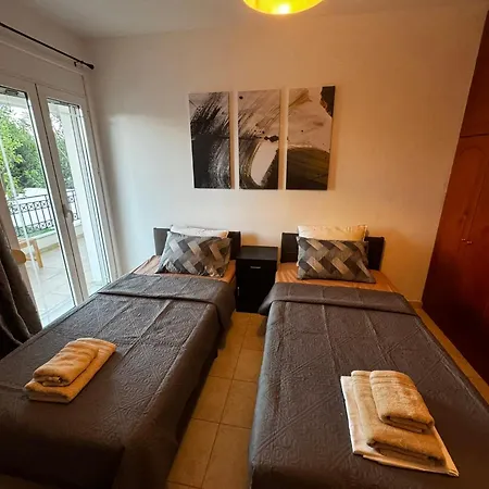 Center Stylish New 2 Bd With Balcony *