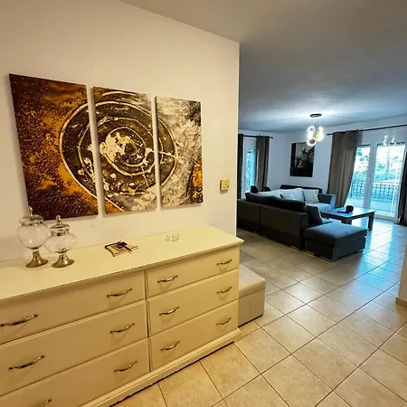 Center Stylish New 2 Bd With Balcony *