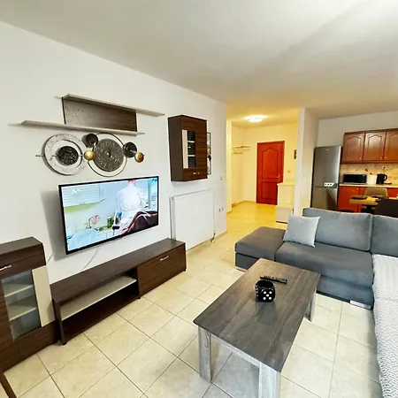 Апартаменты Center Stylish New 2 Bd With Balcony
