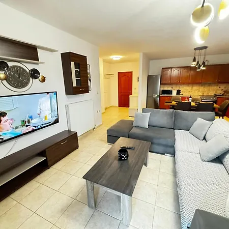 Center Stylish New 2 Bd With Balcony *