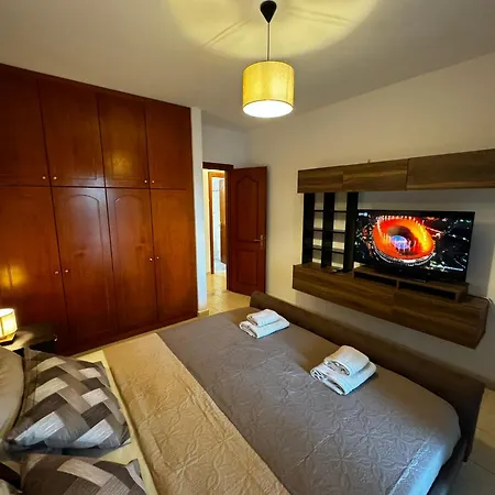 Center Stylish New 2 Bd With Balcony