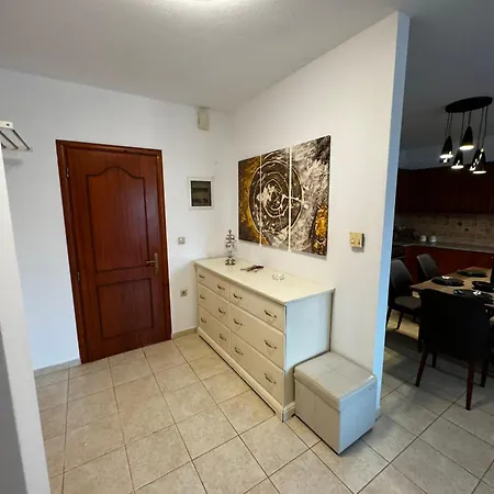 Center Stylish New 2 Bd With Balcony דירה