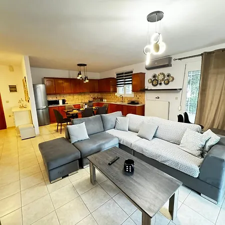 Center Stylish New 2 Bd With Balcony דירה